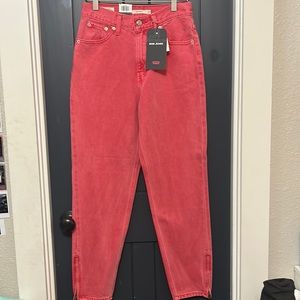 NWT pink levi mom jeans -25
